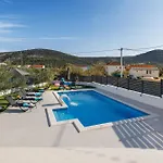 Dal' Mares Villa
