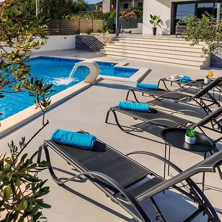 Dal' Mares Villa *